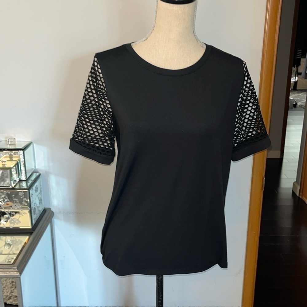 Yogalicious Medium Black Mesh Netted Sleeve Workout Yoga Shirt